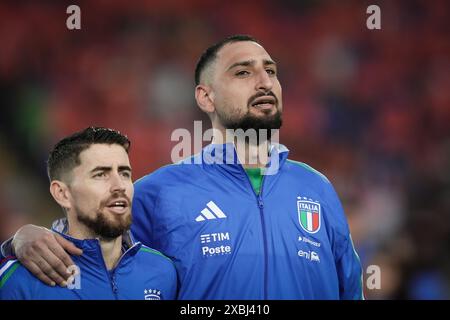 Empoli, Italia. 9 giugno 2024. Il portiere italiano Gianluigi Donnarumma guarda durante l'inno nazionale italiano durante l'amichevole 2024 tra Italia e Bosnia-Erzegovina allo stadio Carlo Castellani - Sport, calcio - Empoli, Italia - domenica 8 giugno 2024 (foto di massimo Paolone/LaPresse) credito: LaPresse/Alamy Live News Foto Stock