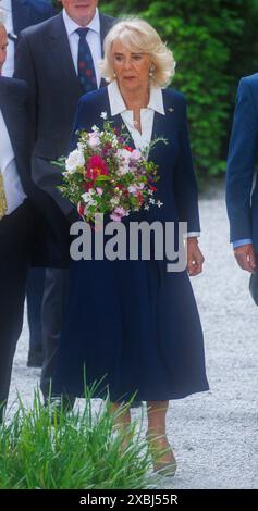 Londra, Regno Unito. 12 giugno 2024. Sua Maestà la Regina Camilla visita il Museo del Giardino accanto al Palazzo Lambeth per vedere la mostra del giardinaggio Boemia. Crediti: Mark Thomas/Alamy Live News Foto Stock