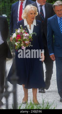 Londra, Regno Unito. 12 giugno 2024. Sua Maestà la Regina Camilla visita il Museo del Giardino accanto al Palazzo Lambeth per vedere la mostra del giardinaggio Boemia. Crediti: Mark Thomas/Alamy Live News Foto Stock