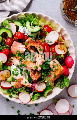 Insalata di verdure primaverili di salmone tirata. . obiettivo principale weiv.selective Foto Stock