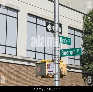 Brooklyn, NY - 12 maggio 2024: Segnali stradali e semaforo all'angolo tra Bergen Street e Court st a Carroll Gardends Brooklyn, New York City. Foto Stock