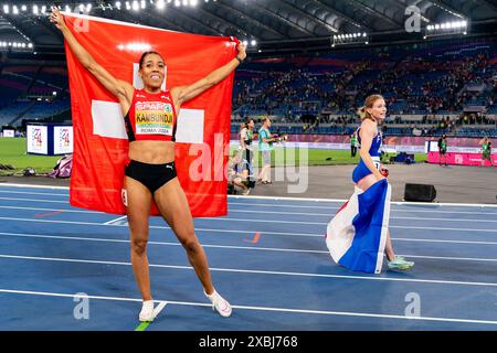 Roma, Italia. 11 giugno 2024. ROMA, ITALIA - 11 GIUGNO: La Svizzera Mujinga Kambundji festeggia con la bandiera dopo aver gareggiato nei 200 m donne durante la quinta giornata dei Campionati europei di atletica leggera - Roma 2024 allo Stadio Olimpico l'11 giugno 2024 a Roma, Italia. (Foto di Joris Verwijst/Agenzia BSR) credito: Agenzia BSR/Alamy Live News Foto Stock