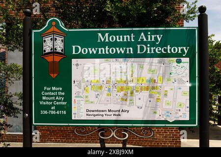 MT. Airy, North Carolina, Stati Uniti - 1° giugno 2024: Mount Airy Downtown Directory, un cartello metallico montato composto da una mappa con le posizioni principali evidenziate. Foto Stock