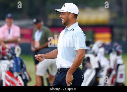 Pinehurst, Stati Uniti. 12 giugno 2024. Xander Schauffele reagisce durante un round di allenamento al 124° campionato di golf degli U.S. Open al Pinehurst Resort & Country Club di Pinehurst, N.C. mercoledì 12 giugno 2024. Foto di John Angelillo/UPI credito: UPI/Alamy Live News Foto Stock