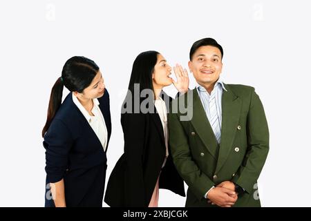 Un gruppo di colleghi d'affari fiduciosi e felici che mostrino il lavoro di squadra in abiti formali in un ufficio Foto Stock