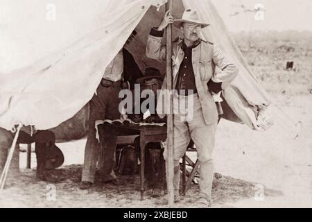 Tenente colonnello Theodore Roosevelt (26° presidente degli Stati Uniti) con la cavalleria volontaria "Rough Riders" a Tampa, Florida, prima della partenza per Cuba durante la guerra ispano-americana. Foto Stock