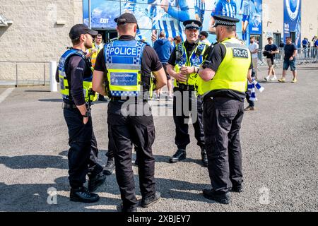 Ufficiali di calcio specializzati fuori dall'Amex Stadium per Una partita di Premier League tra Brighton e Hove Albion e Manchester United, Brighton, Regno Unito. Foto Stock