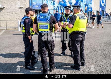 Ufficiali di calcio specializzati fuori dall'Amex Stadium per Una partita di Premier League tra Brighton e Hove Albion e Manchester United, Brighton, Regno Unito. Foto Stock