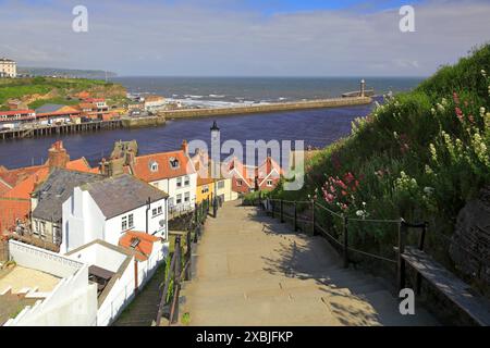 Whitby's Famous 199 Steps and Harbor, Whitby, North Yorkshire, Inghilterra, Regno Unito. Foto Stock