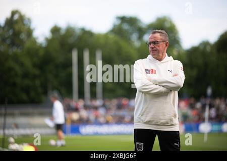 Berlino, Germania. 12 giugno 2024. Calcio, preparazione per UEFA Euro 2024, allenamento Austria, allenatore Ralf Rangnick guida l'allenamento della nazionale austriaca. Crediti: Sebastian Christoph Gollnow/dpa/Alamy Live News Foto Stock