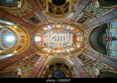 05.27.24 Malta Mdina. Splendido interno barocco maltese della Chiesa dell'Annunciazione, nota anche come Chiesa carmelitana, è una chiesa barocca del P Foto Stock