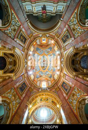 05.27.24 Malta Mdina. Splendido interno barocco maltese della Chiesa dell'Annunciazione, nota anche come Chiesa carmelitana, è una chiesa barocca del P Foto Stock