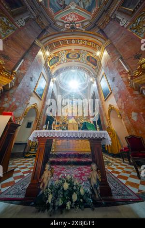 05.27.24 Malta Mdina. Splendido interno barocco maltese della Chiesa dell'Annunciazione, nota anche come Chiesa carmelitana, è una chiesa barocca del P Foto Stock