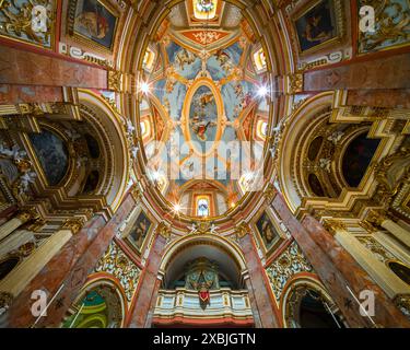 05.27.24 Malta Mdina. Splendido interno barocco maltese della Chiesa dell'Annunciazione, nota anche come Chiesa carmelitana, è una chiesa barocca del P Foto Stock