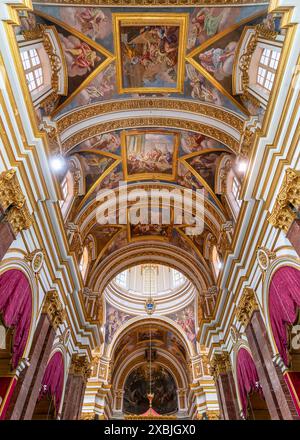 Architettura storica della cattedrale cattolica metropolitana di San Paolo nella piazza principale del villaggio di Mdina a Malta, in Europa Foto Stock