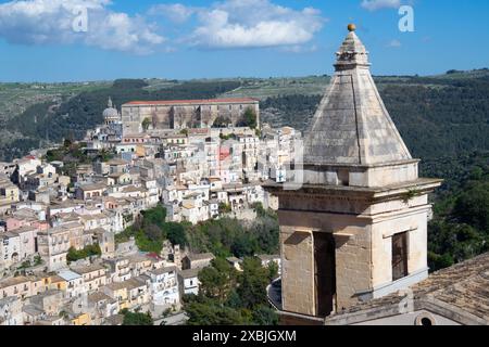 Ragusa Ibla da Ragusa superiore, Sicilia, Italia e il quartiere Scale, un lungo labirinto di vicoli e scalinate Foto Stock