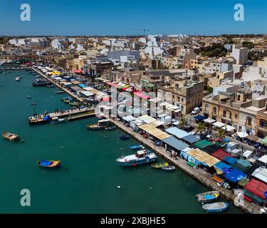Incredibile paesaggio sulla città di Marsaxlokk nell'isola di Mlata. Questa città è famosa per il mercato alimentare sulla riva e per i colorati pescatori Foto Stock