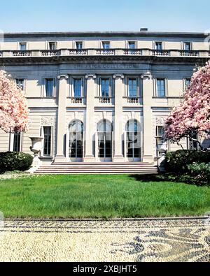 Frick Museum, Fifth Avenue, New York City. Facciata della Gilded Age Mansion in primavera. Monumento storico sul Museum Mile Upper East Side di New York USA Foto Stock