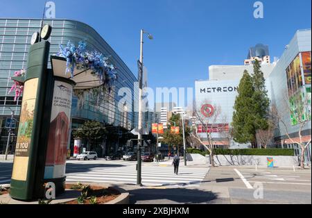 Vista della 4th Street all'incrocio di Howard Street guardando verso il Metrocon San Francisco California USA Foto Stock