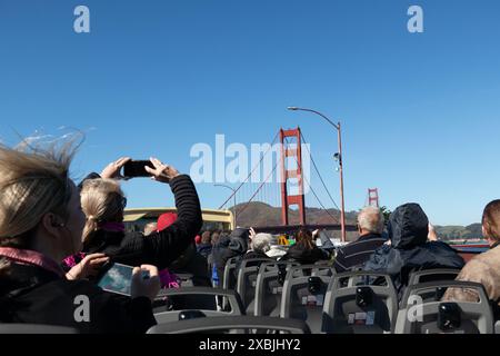 I turisti scattano fotografie del Golden Gate Bridge dalla cima dell'autobus turistico scoperto San Francisco California USA Foto Stock