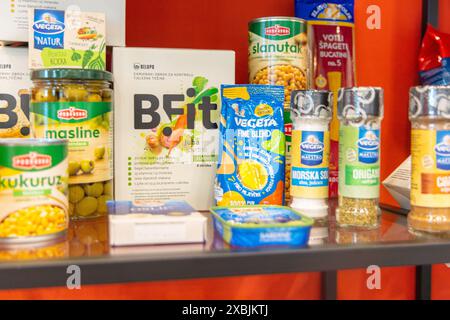 Osijek Croazia - 7 06 2024: Le spezie sono esposte sullo scaffale di un negozio di alimentari. Mais, olive e prodotto chiamato Slanutak, pacchetti di spezie, tra cui Veg Foto Stock
