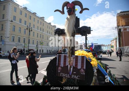 Una fotografia del presidente degli Stati Uniti Joe Biden con corna e una didascalia con un insulto a San Pietroburgo durante un raduno pro-guerra creato da persone sconosciute durante il giorno della Russia. Persone sconosciute hanno organizzato una manifestazione militare vicino alla Chiesa ortodossa del Salvatore sul sangue versato a San Pietroburgo in occasione della giornata della Russia. Un'auto con fotografie del presidente degli Stati Uniti Joe Biden e del presidente ucraino Vladimir Zelensky con iscrizioni che li insultano è stata fermata dalla polizia stradale. L'auto aveva un rimorchio a forma di bara con una fotografia del cancelliere federale tedesco Olaf Scholz. Così come le fotografie di altri pol europei Foto Stock