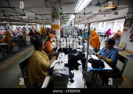 Dhaka, Wari, Bangladesh. 11 giugno 2024. Il lavoratore di indumenti pronti all'uso lavora in una fabbrica di indumenti a Dacca, Bangladesh, il 12 giugno 2024. (Credit Image: © Habibur Rahman/ZUMA Press Wire) SOLO PER USO EDITORIALE! Non per USO commerciale! Foto Stock