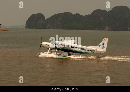 Idrovolante esotico nella spettacolare baia di Hạ Long, baia di ha Long, Vịnh Hạ Long, Vietnam del Nord. Foto Stock