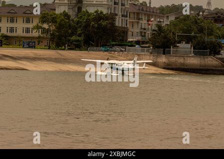 Idrovolante esotico nella spettacolare baia di Hạ Long, baia di ha Long, Vịnh Hạ Long, Vietnam del Nord. Foto Stock