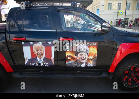 Foto del presidente degli Stati Uniti Joe Biden e del presidente ucraino Vladimir Zelensky viste su un'auto a San Pietroburgo durante un raduno pro-guerra creato da persone sconosciute durante la giornata della Russia. Persone sconosciute hanno organizzato una manifestazione militare vicino alla Chiesa ortodossa del Salvatore sul sangue versato a San Pietroburgo in occasione della giornata della Russia. Un'auto con fotografie del presidente degli Stati Uniti Joe Biden e del presidente ucraino Vladimir Zelensky con iscrizioni che li insultano è stata fermata dalla polizia stradale. L'auto aveva un rimorchio a forma di bara con una fotografia del cancelliere federale tedesco Olaf Scholz. Nonché fotografie di altri paesi dell'UE Foto Stock