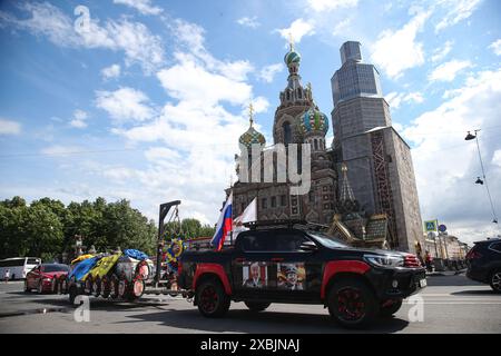 Foto del presidente degli Stati Uniti Joe Biden e del presidente ucraino Vladimir Zelensky viste su un'auto a San Pietroburgo durante un raduno pro-guerra creato da persone sconosciute durante la giornata della Russia. Persone sconosciute hanno organizzato una manifestazione militare vicino alla Chiesa ortodossa del Salvatore sul sangue versato a San Pietroburgo in occasione della giornata della Russia. Un'auto con fotografie del presidente degli Stati Uniti Joe Biden e del presidente ucraino Vladimir Zelensky con iscrizioni che li insultano è stata fermata dalla polizia stradale. L'auto aveva un rimorchio a forma di bara con una fotografia del cancelliere federale tedesco Olaf Scholz. Nonché fotografie di altri paesi dell'UE Foto Stock