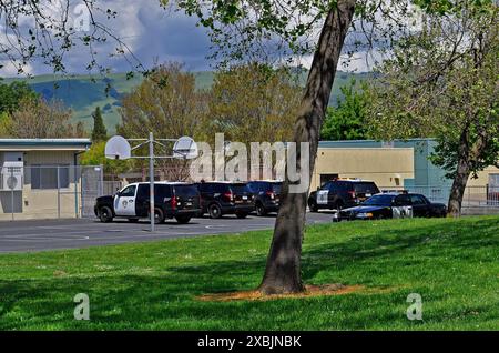 Veicoli della polizia di Union City alla Caesar Chavez Middle School di Union City, California Foto Stock