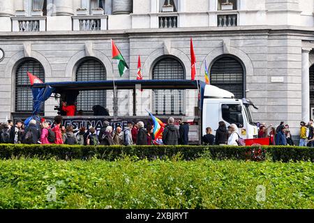 Camion con le parole "Palestina libera" da un lato, passando alla tradizionale parata della Festa della Liberazione, 25 aprile, in Piazza MEDA, Milano, Italia Foto Stock