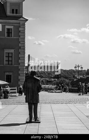 Una statua si affaccia sullo stadio nazionale di Varsavia Foto Stock