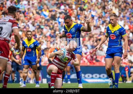 La finale della Betfred Challenge Cup 2024. Paul Vaughan lascia Liam Marshall dopo un tackle Foto Stock