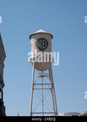 Il serbatoio d'acqua dei Warner Bros Studios nel lotto di produzione dello studio a Burbank, California, il 7 giugno 2024. Foto di Francis Specker Foto Stock