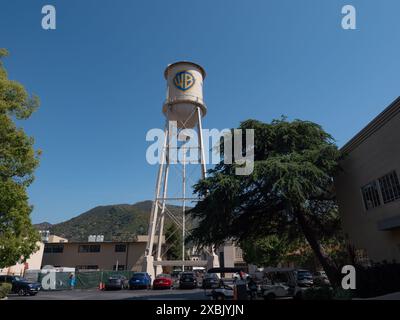 Il serbatoio d'acqua dei Warner Bros Studios nel lotto di produzione dello studio a Burbank, California, il 7 giugno 2024. Foto di Francis Specker Foto Stock