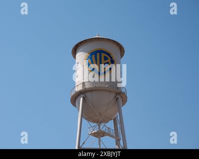 Il serbatoio d'acqua dei Warner Bros Studios nel lotto di produzione dello studio a Burbank, California, il 7 giugno 2024. Foto di Francis Specker Foto Stock