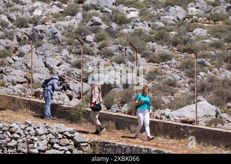 L'immagine mostra i giornalisti greci nel luogo in cui Michael Mosley è stato trovato morto dopo essersi perso in cima alle colline a temperature estreme, Symi Island. Foto Stock