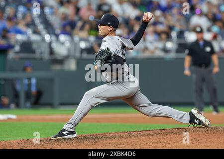 Kansas City, Missouri, Stati Uniti. 11 giugno 2024. Il lanciatore dei New York Yankees Ron Marinaccio (97) lancia contro i Kansas City Royals al Kauffman Stadium di Kansas City, Missouri. David Smith/CSM/Alamy Live News Foto Stock