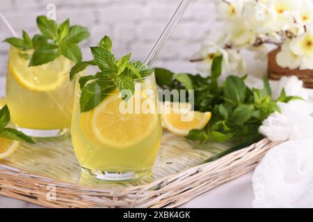 Il Limoncello Spritz è un cocktail leggero, rinfrescante e fresco preparato con liquore al limone, prosecco e acqua frizzante, menta e una fetta di limone. Foto Stock