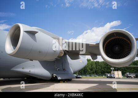 Il motore a reazione del sollevatore aereo strategico e tattico McDonnell Douglas-Boeing C-17 Globemaster III. US Air Force. ILA Berlin Air Show 2024. Foto Stock