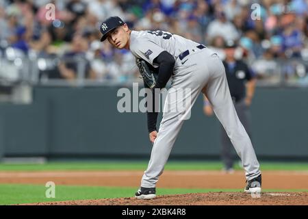 Kansas City, Missouri, Stati Uniti. 11 giugno 2024. Il lanciatore dei New York Yankees Ron Marinaccio (97) si presenta per primo durante una partita contro i Kansas City Royals al Kauffman Stadium di Kansas City, Missouri. David Smith/CSM/Alamy Live News Foto Stock