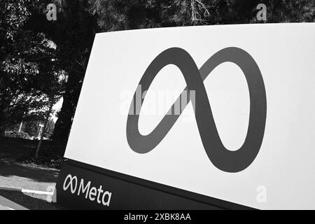 Menlo Park, California, USA - 28 luglio 2023: Cartello con il logo meta vicino alla sede centrale di Meta Platforms su 1 hacker Way. Foto Stock