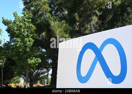 Menlo Park, California, USA - 28 luglio 2023: Cartello con il logo meta vicino alla sede centrale di Meta Platforms su 1 hacker Way. Foto Stock