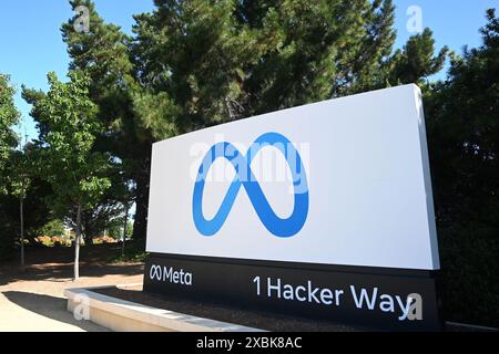 Menlo Park, California, USA - 28 luglio 2023: Cartello con il logo meta vicino alla sede centrale di Meta Platforms su 1 hacker Way. Foto Stock