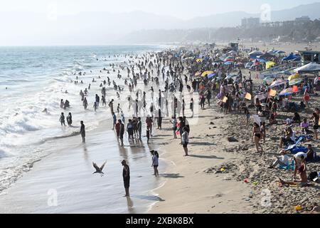 Los Angeles, California, USA - 29 luglio 2023: La folla di persone riposa sulla spiaggia di Santa Monica. Foto Stock