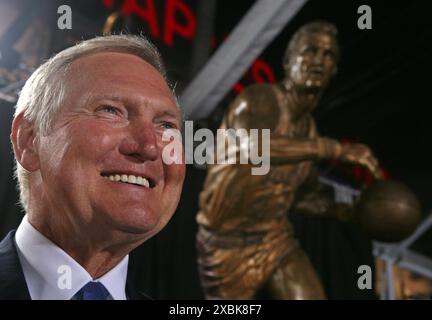 Los Angeles, California, Stati Uniti. 17 febbraio 2011. I leggendari Los Angeles Lakers e il giocatore della NBA Hall of Fame JERRY WEST durante la cerimonia di inaugurazione di una statua di bronzo di West nello Star Plaza allo Staplers Center. (Credit Image: © Ringo Chiu/ZUMA Press Wire) SOLO PER USO EDITORIALE! Non per USO commerciale! Foto Stock