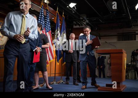 Washington, Vereinigte Staaten. 12 giugno 2024. Il presidente della camera dei rappresentanti degli Stati Uniti Mike Johnson (repubblicano della Louisiana) esce dalla sua conferenza stampa settimanale con gli altri leader del GOP a seguito di una riunione tenutasi al Campidoglio martedì 4 giugno 2024. Crediti: Annabelle Gordon/CNP/dpa/Alamy Live News Foto Stock