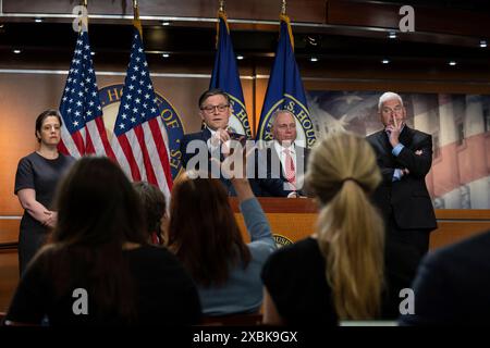 Washington, Vereinigte Staaten. 12 giugno 2024. Il presidente della camera dei rappresentanti degli Stati Uniti Mike Johnson (repubblicano della Louisiana) risponde a una domanda della stampa durante la sua conferenza stampa settimanale con gli altri leader del GOP a seguito di una riunione tenutasi al Campidoglio martedì 4 giugno 2024. Crediti: Annabelle Gordon/CNP/dpa/Alamy Live News Foto Stock